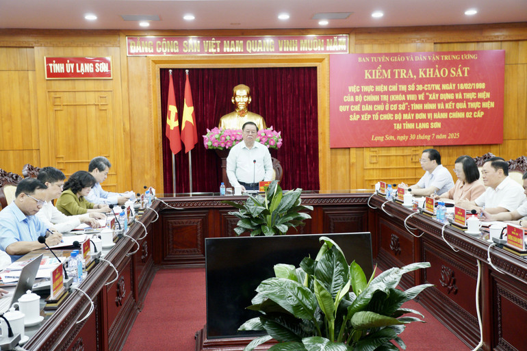 Đồng chí Nguyễn Trọng Nghĩa, Ủy viên Bộ Chính trị, Bí thư Trung ương Đảng, Trưởng Ban Tuyên giáo và Dân vận Trung ương điều hành buổi làm việc. img-0051.jpg