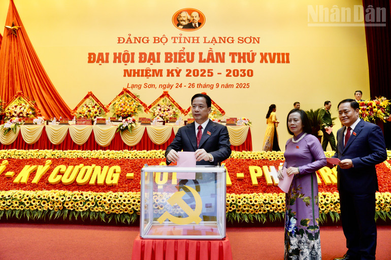 Các đại biểu bỏ phiếu bầu Ban Chấp hành Đảng bộ tỉnh Lạng Sơn, khóa 18, nhiệm kỳ 2025-2030. ndo_tr_img-0629.jpg