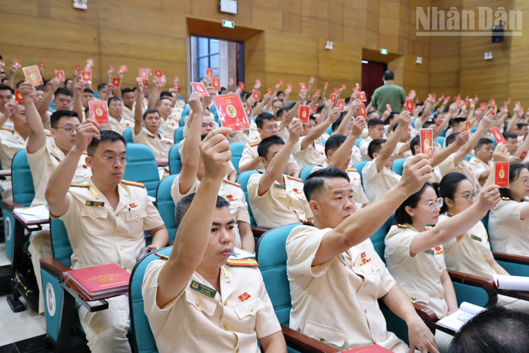 Đại biểu biểu quyết thông qua phương hướng, mục tiêu, nhiệm vụ nhiệm kỳ 2025-2030. ndo_tr_anh-10-dai-bieu-bieu-quyet-thong-qua-phuong-huong-muc-tieu-nhiem-vu-nhiem-ky-2025-2030.jpg