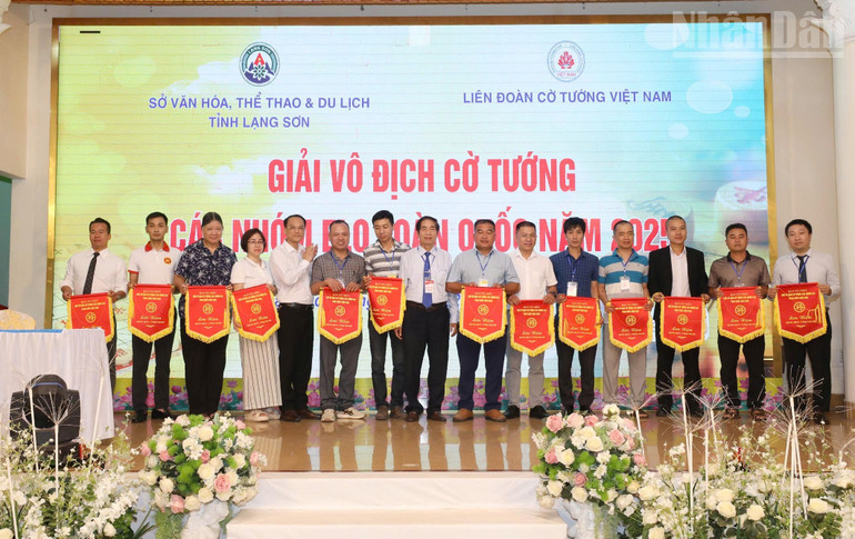 Ban Tổ chức trao cờ lưu niệm cho các đoàn tham dự giải. ndo_tr_gen-h-z6956827720805-4862308afb3b2caf50cf4d34d6e47c32.jpg