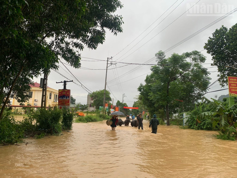 Khu vực trung tâm xã Vân Nham, tỉnh Lạng Sơn bị ngập úng cục bộ. ndo_tr_z7089496271391-9113e2e13d820f48fe84b6b04d22433e.jpg