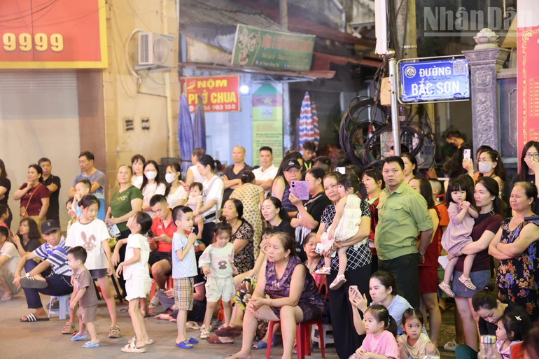 Chương trình đã thu hút được sự quan tâm của nhân dân trong khu vực cũng như các du khách thập phương. ndo_tr_img-0332.jpg