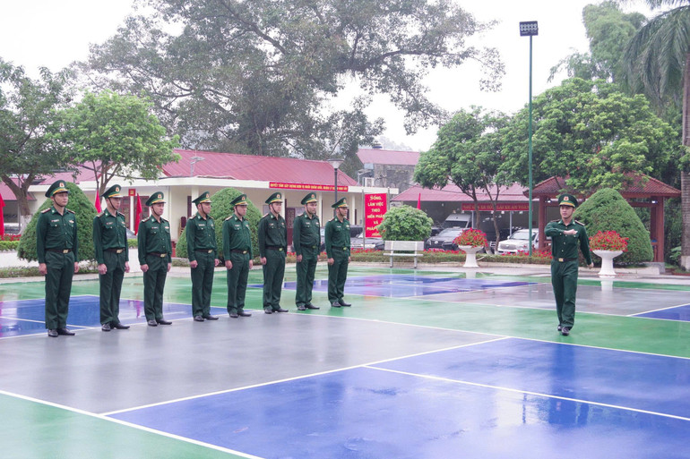Đoàn công tác tổ chức kiểm tra điều lệnh đội ngũ tại Đồn Biên phòng Cửa khẩu quốc tế Hữu Nghị. gen-h-z7172140808721-a27b555d3a67615ab52c03448faf381f.jpg