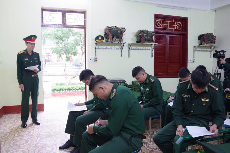 Đoàn kiểm tra tổ chức kiểm tra nhận thức sẵn sàng chiến đấu tại Đồn Biên phòng cửa khẩu quốc tế Hữu Nghị. gen-h-z7172140795852-1a880ec5a193c1ce9540c8f0e85a39f4.jpg