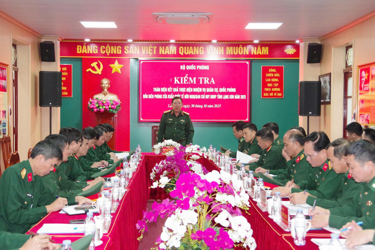 Thượng tướng Huỳnh Chiến Thắng, Ủy viên Trung ương Đảng, Phó Tổng tham mưu trưởng Quân đội nhân dân Việt Nam phát biểu chỉ đạo tại Đồn Biên phòng cửa khẩu quốc tế Hữu Nghị. gen-h-z7172140776896-a9a70f4f48118df7cfbd3eb82fdcaa33.jpg