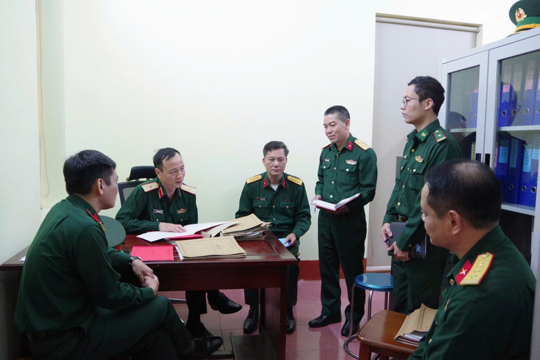 Đoàn kiểm tra tổ chức kiểm tra văn bản công tác Đảng, công tác chính trị tại Đồn Biên phòng cửa khẩu quốc tế Hữu Nghị. gen-h-z7172140803609-6cd058c51f58d71f4fd9535599931b78.jpg