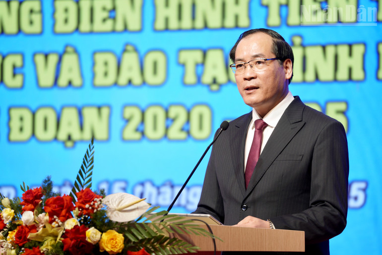 Đồng chí Dương Xuân Huyên, Ủy viên Ban Thường vụ Tỉnh ủy, Phó Chủ tịch Thường trực Ủy ban nhân dân tỉnh Lạng Sơn phát biểu chỉ đạo tại hội nghị. ndo_tr_img-0246.jpg