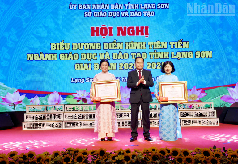 Các cá nhân ngành Giáo dục và Đào tạo tỉnh Lạng Sơn nhận Huân chương Lao động hạng Nhì và hạng Ba. ndo_tr_img-0247.jpg