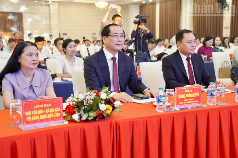 Lãnh đạo Ủy ban nhân dân tỉnh Lạng Sơn dự hội nghị. ndo_tr_img-0239.jpg