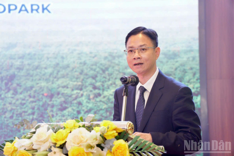 Đồng chí Ngô Lê Văn, Thứ trưởng Ngoại giao, Chủ nhiệm Ủy ban Công tác về các tổ chức phi chính phủ nước ngoài phát biểu tại hội nghị. ndo_br_gen-h-z6750940565350-1ded978b3c090f6748a29a28a6800c3f.jpg