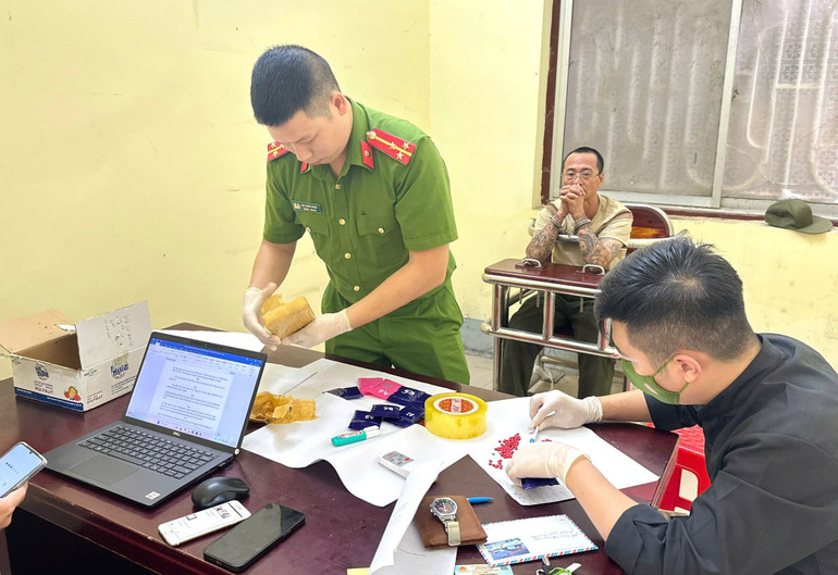 Evidence caught red-handed and suspect Le Van Hai (behind) at the investigation agency. 571249783-1126118819638173-3115958500931980465-n.jpg