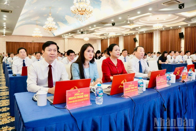 Các đồng chí đại biểu Ủy viên Ban Thường vụ Tỉnh ủy tham dự hội nghị. ndo_br_de2c5b91e8cd5f9306dc.jpg