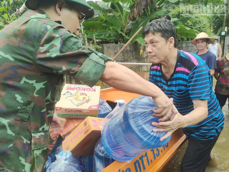 Các chiến sĩ thuộc Ban Chỉ huy phòng thủ khu vực 2 - Bắc Sơn, Bộ Chỉ huy Quân sự tỉnh Lạng Sơn trao nhu yếu phẩm cho nhân dân trong vùng bị thiệt hại. (Ảnh: Bộ Chỉ huy Quân sự tỉnh Lạng Sơn) ndo_tr_img-0690.jpg