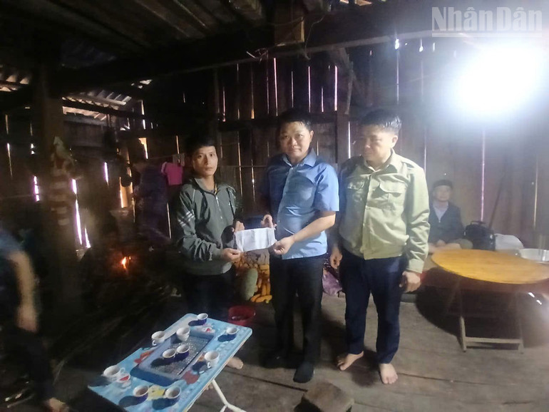 Lãnh đạo Đảng ủy xã Quan Sơn tới thăm hỏi động viên gia đình có người bị nạn. ndo_tr_img-0689.jpg