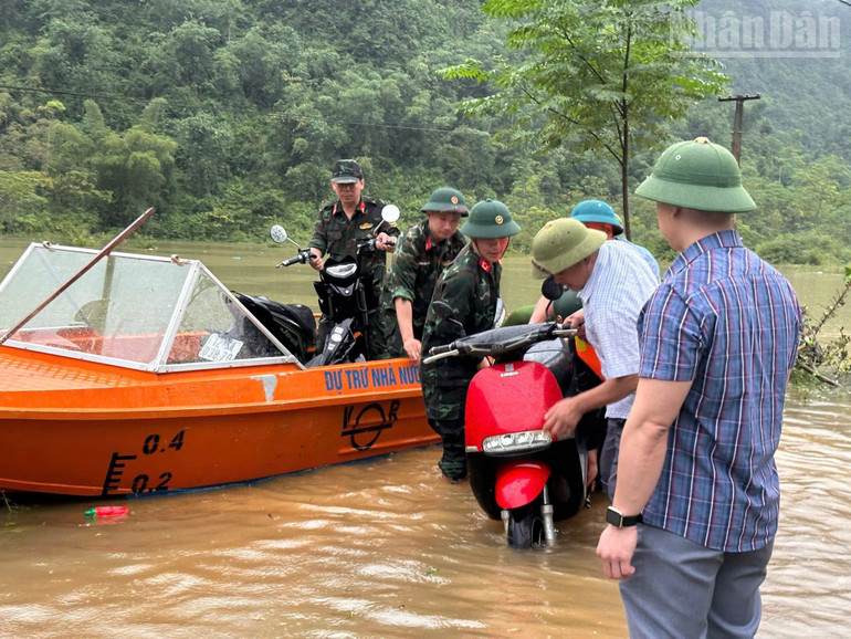 Ban Chỉ huy phòng thủ khu vực 2 - Bắc Sơn, Bộ Chỉ huy Quân sự tỉnh Lạng Sơn hỗ trợ người dân vận chuyển đồ đạc. (Ảnh: Bộ Chỉ huy Quân sự tỉnh Lạng Sơn) ndo_tr_4.jpg