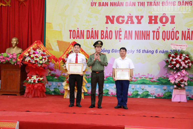 Các cá nhân, tập thể nhận Bằng khen của Bộ trưởng Công an tại ngày hội. ndo_tr_gen-h-z6710685821036-970a3615d2164ebeb70331145a88fe6e.jpg