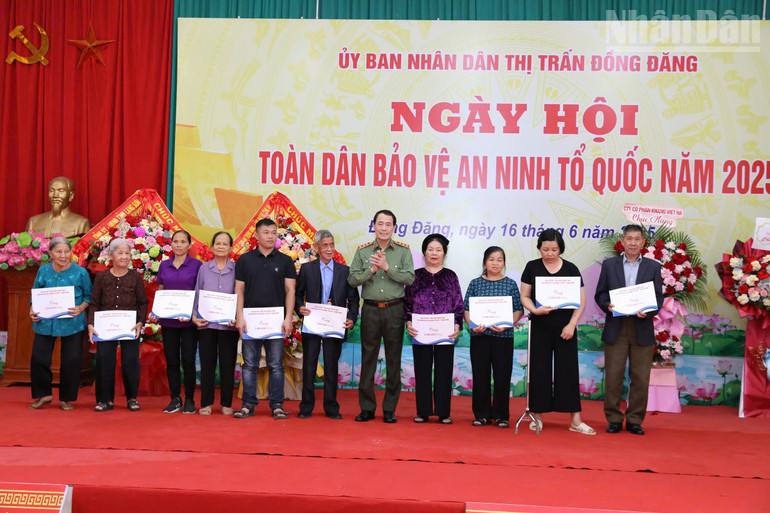 Đồng chí Thượng tướng Lê Quốc Hùng, Ủy viên Trung ương Đảng, Thứ trưởng Công an trao 20 suất quà cho các gia đình có hoàn cảnh khó khăn tại huyện Cao Lộc, tỉnh Lạng Sơn. ndo_tr_gen-h-z6710685841240-370828a9940334ec0a3f18f6637577aa.jpg