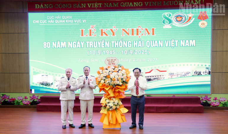 Đồng chí Lương Trọng Quỳnh, Tỉnh ủy viên, Phó Chủ tịch Ủy ban nhân dân tỉnh Lạng Sơn đại diện lãnh đạo Tỉnh ủy, Hội đồng nhân dân, Ủy ban nhân dân tỉnh Lạng Sơn trao tặng lẵng hoa chúc mừng Chi cục Hải quan khu vực VI tại lễ kỷ niệm. ndo_tr_img-0518.jpg