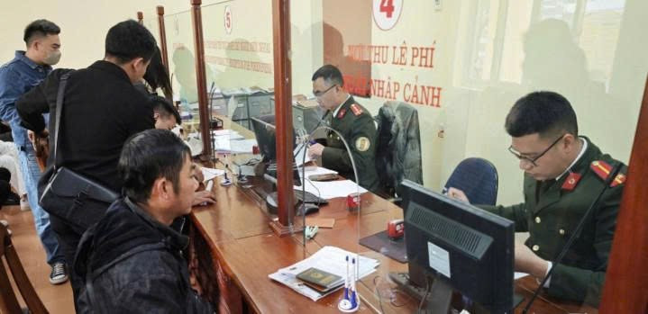 anh-1-phong-quan-ly-xuat-nhap-canh-cong-an-tinh-lang-son-tiep-nhan-giai-quyet-ho-so-cho-nguoi-dan.jpg