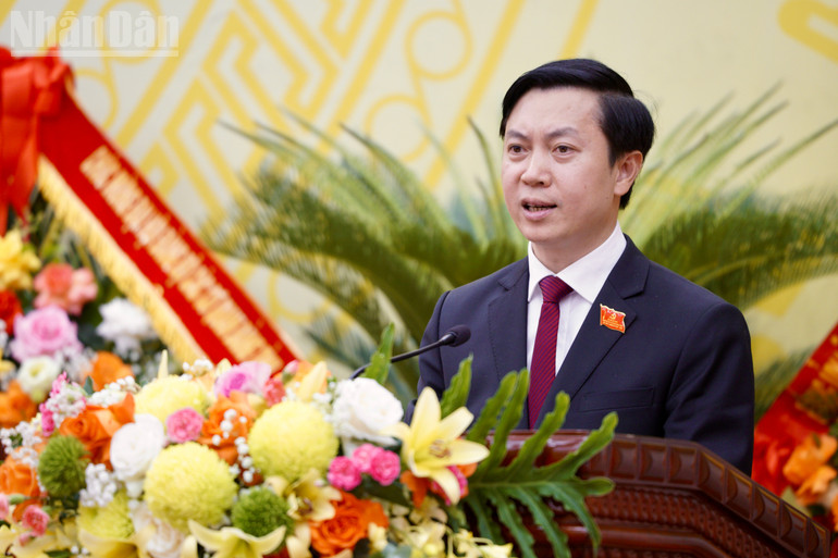 Đồng chí Nguyễn Hoàng Tùng, Ủy viên Ban Thường vụ Tỉnh ủy, Phó Bí thư Thường trực các cơ quan Đảng tỉnh, Chủ tịch Mặt trận Tổ quốc Việt Nam tỉnh Lạng Sơn trình bày Báo cáo chính trị trước Đại hội. ndo_tl_img-0172.jpg