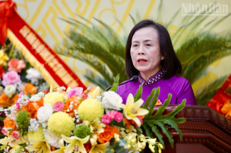 Đồng chí Đoàn Thị Hậu, Phó Bí thư thường trực Tỉnh ủy, Bí thư các cơ quan Đảng tỉnh, Chủ tịch Hội đồng nhân dân tỉnh Lạng Sơn phát biểu khai mạc Đại hội. ndo_tr_img-0170.jpg