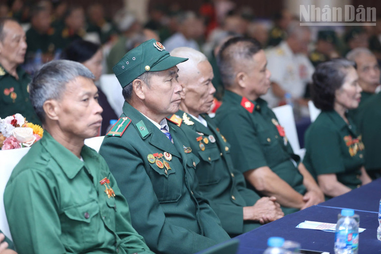 Các cán bộ lão thành cách mạng, cán bộ tiền khởi nghĩa, người có công, gia đình chính sách tiêu biểu tham gia chương trình gặp mặt. ndo_tr_gen-h-z6947130127216-3827e5970e4bf71b32a3aa39572b483d.jpg