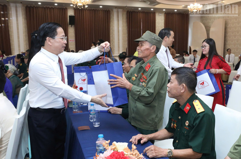 Đồng chí Bí thư Tỉnh ủy Lạng Sơn trao quà tặng các cán bộ lão thành cách mạng, cán bộ tiền khởi nghĩa, người có công, gia đình chính sách tiêu biểu. ndo_tr_gen-h-z6947130142544-205779f8908b3f60b8ee60118b095dd4.jpg