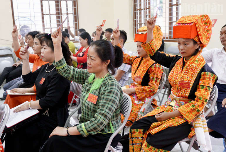 Các đại biểu biểu quyết thông qua Nghị quyết Đại hội Đại biểu lần thứ 1, Đảng bộ xã Ba Sơn, nhiệm kỳ 2025-2030. ndo_tr_img-0061.jpg