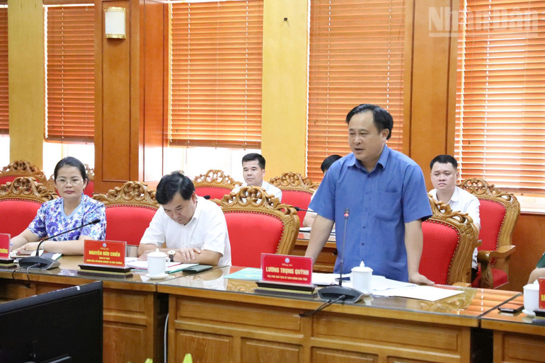 Đồng chí Lương Trọng Quỳnh, Tỉnh ủy viên, Phó Chủ tịch Ủy ban nhân dân tỉnh Lạng Sơn thông tin với Đoàn công tác về công tác phòng, chống dịch tả lợn châu Phi trên địa bàn. ndo_tr_gen-h-z6859695719432-201926a3673d5bb5748600326d86971c.jpg