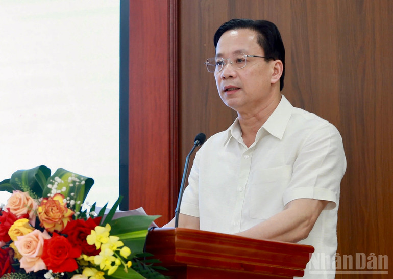 Đồng chí Hoàng Văn Nghiệm, Bí thư Tỉnh uỷ, Trưởng đoàn đại biểu Quốc hội tỉnh, Trưởng Ban chỉ đạo triển khai xóa nhà tạm, nhà dột nát và phát triển nhà ở xã hội tỉnh Lạng Sơn phát biểu tại Hội nghị Tổng kết. ndo_br_img-0405.jpg