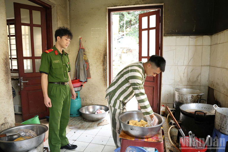 Cán bộ chiến sĩ Trại tạm giam Công an tỉnh Lạng Sơn kiểm tra, giám sát phạm nhân chế biến bữa ăn tại khu bếp, bảo đảm an toàn vệ sinh thực phẩm và chế độ dinh dưỡng theo quy định. ndo_br_541142075-1078869971029725-6728205371179562940-n.jpg