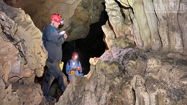 Các chuyên gia của Hiệp hội hang động quốc gia Hoa Kỳ tiến hành các bước khảo sát tại hang động thuộc vùng Công viên địa chất toàn cầu UNESCO Lạng Sơn. ndo_tr_z6410190007991-a27bdc57adf93db65610ba83773303b2.jpg
