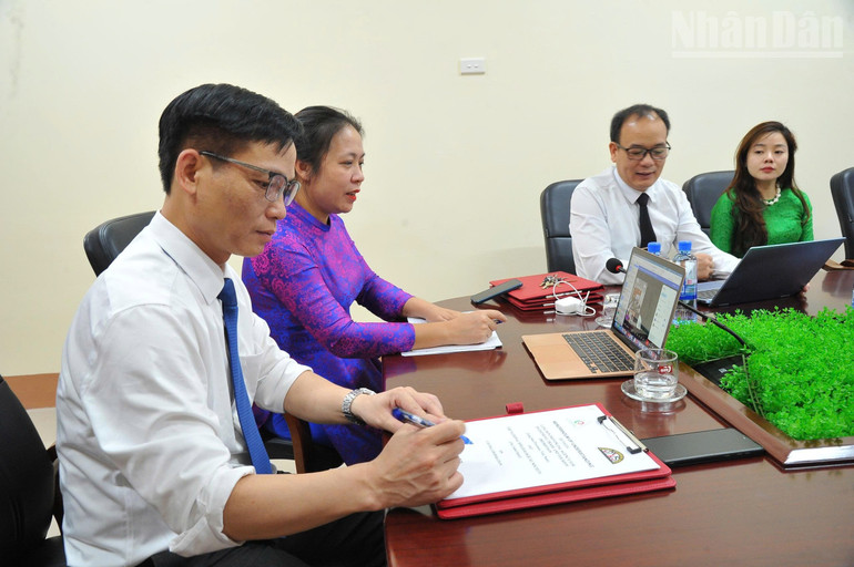 Lãnh đạo Trung tâm Xúc tiến Đầu tư, Thương Mại và Du lịch tỉnh Lạng Sơn tiến hành ký kết trực tuyến với phía bạn. ndo_tr_gen-h-z6749354766882-88e3ddd3da3c18e9b32abb154954bbd1.jpg