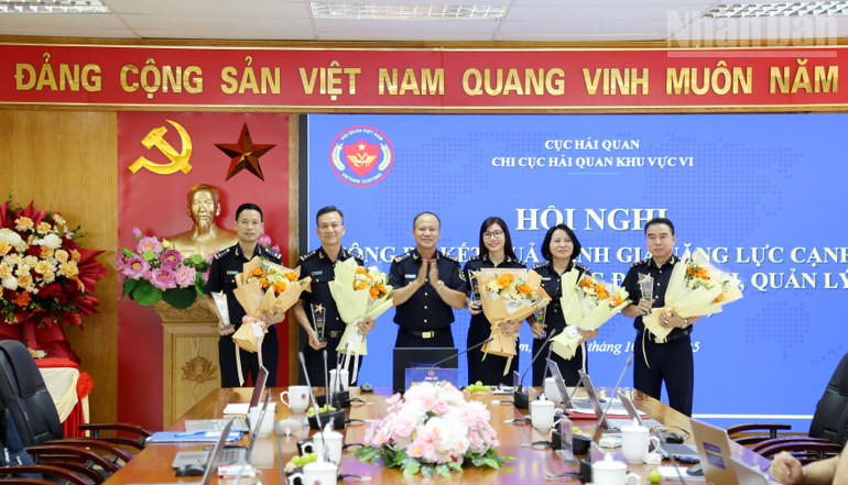 Lãnh đạo Chi cục Hải quan khu vực VI chúc mừng các đơn vị trực thuộc đạt kết quả cao. ndo_tr_img-3016.jpg