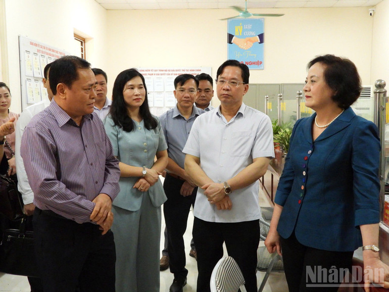 Đồng chí Phạm Thị Thanh Trà, Ủy viên Trung ương Đảng, Bộ trưởng Nội vụ trao đổi với lãnh đạo tỉnh Lạng Sơn trong quá trình kiểm tra tại xã Nhân Lý, tỉnh Lạng Sơn. ndo_br_gen-h-z6754394191638-1a5c0841509f8a7be5e315acf7507e89.jpg