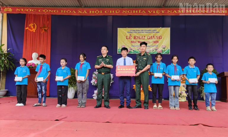Trung tá Mai Văn Mạnh, Phó Chủ nhiệm Chính trị Bộ đội Biên phòng tỉnh Lạng Sơn (giữa, bên phải) trao tặng các phần hỗ trợ cho 8 em học sinh khó khăn tại Trường phổ thông dân tộc bán trú Tiểu học và Trung học cơ sở Tân Minh, xã Kháng Chiến tỉnh Lạng Sơn. ndo_tr_gen-h-z6978858799321-322bdcff487753b5ea0af13b1fe4a0b6.jpg