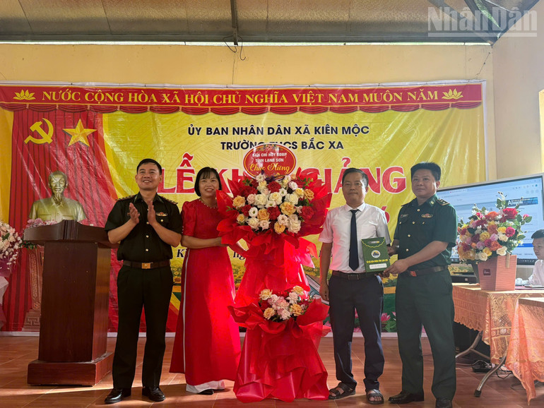 Thượng tá Ninh Xuân Trọng, Chủ nhiệm Chính trị Bộ đội Biên phòng tỉnh Lạng Sơn (ngoài cùng bên trái) trao các phần hỗ trợ cho Trường Trung học cơ sở Bắc Xa, xã Kiên Mộc, tỉnh Lạng Sơn. ndo_tr_gen-h-z6978863945879-d5b0a59a30ade1796ec4b8d0af1fcf5c.jpg