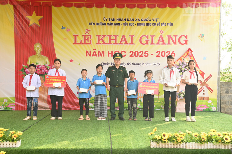 Đại tá Lương Mạnh Vông, Phó Chính ủy Bộ đội Biên phòng Lạng Sơn trao các phần hỗ trợ cho 8 em học sinh có hoàn cảnh khó khăn tại Liên trường Mầm Non, Tiểu học và Trung học cơ sở Đào Viên, xã Quốc Việt, tỉnh Lạng Sơn. ndo_tr_dai-ta-luong-manh-vong-pho-chinh-uy-bdbp-lang-son-2.jpg