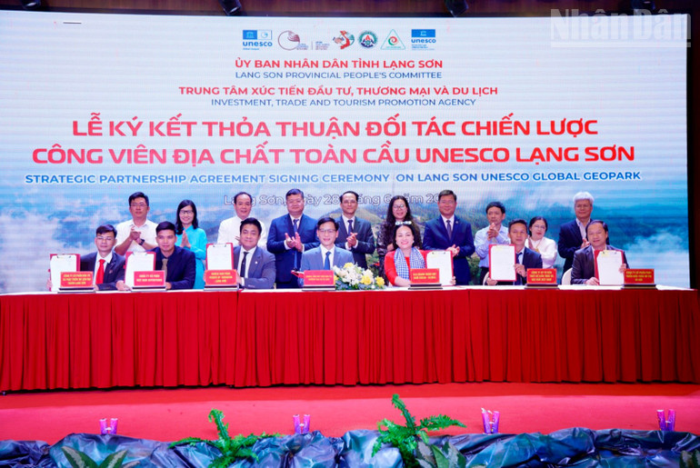 Lãnh đạo Trung tâm Xúc tiến Đầu tư, Thương mại và Du lịch tỉnh Lạng Sơn ký kết với các đối tác. ndo_tr_dat1902.jpg