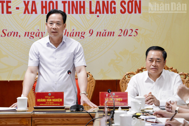 Đồng chí Hoàng Văn Nghiệm, Bí thư Tỉnh ủy, Trưởng đoàn Đại biểu Quốc hội tỉnh Lạng Sơn phát biểu tiếp thu ý kiến chỉ đạo của Phó Chủ tịch Quốc hội và Đoàn công tác. ndo_tr_img-0576.jpg