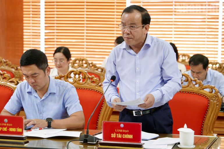 Lãnh đạo Sở Tài chính Lạng Sơn báo cáo Đoàn công tác về tình hình thực hiện Nghị quyết của Quốc hội về phát triển kinh tế-xã hội trên địa bàn tỉnh. ndo_tr_img-0568.jpg