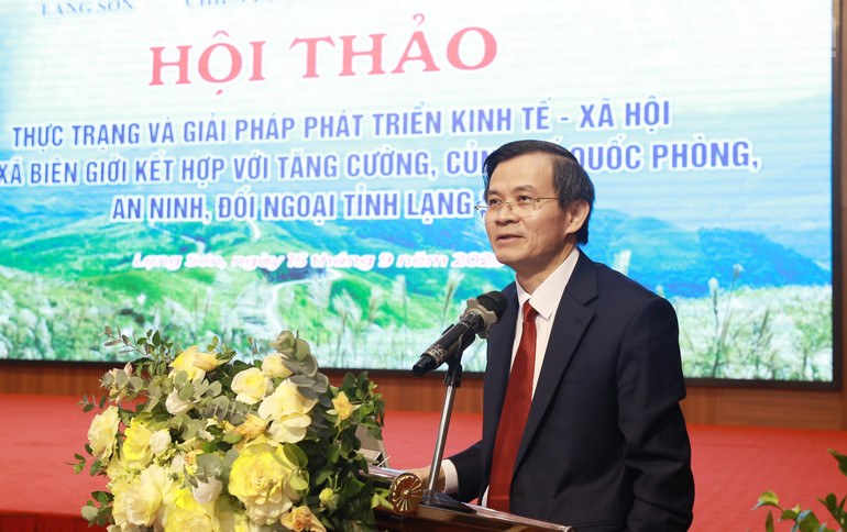 Phó Giáo sư, Tiến sĩ Đoàn Minh Huấn, Ủy viên Trung ương Đảng, Phó Giám đốc Thường trực Học viện Chính trị quốc gia Hồ Chí Minh phát biểu tổng kết hội thảo. ndo_tr_img-7700.jpg