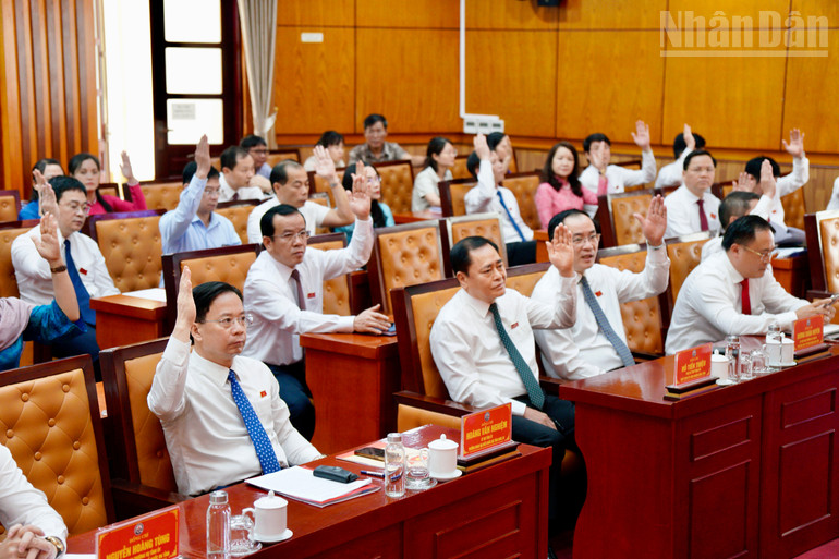 Các đại biểu tiến hành biểu quyết thông qua các Nghị quyết Hội đồng nhân dân tỉnh Lạng Sơn tại kỳ họp. ndo_tr_dat2647.jpg