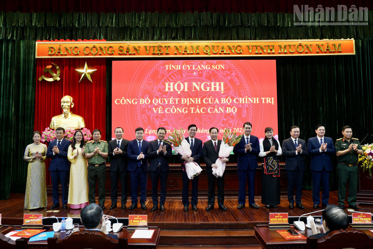 Ban Thường vụ Tỉnh ủy Sơn La tặng hoa chúc mừng đồng chí Hoàng Văn Nghiệm và đồng chí Hoàng Quốc Khánh. ndo_tr_img-0790.jpg