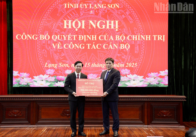 Đoàn công tác của Trung ương cũng trao phần hỗ trợ tới Ủy ban Mặt trận Tổ quốc Việt Nam tỉnh Lạng Sơn. ndo_tr_img-0791.jpg