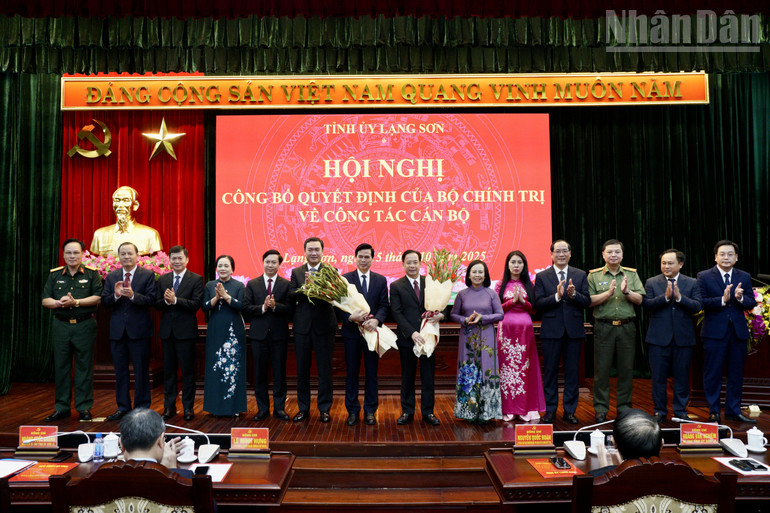 Ban Thường vụ Tỉnh ủy Lạng Sơn tặng hoa chúc mừng đồng chí Hoàng Văn Nghiệm và đồng chí Hoàng Quốc Khánh. ndo_tr_img-0789.jpg