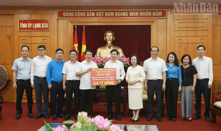 Đoàn công tác của thành phố Hải Phòng trao phần kinh phí hỗ trợ tỉnh Lạng Sơn khắc phục thiệt hại do bão lũ gây ra. ndo_tr_gen-h-z7118249953216-b0813a458fee9d24cd69ea896d061ea8.jpg