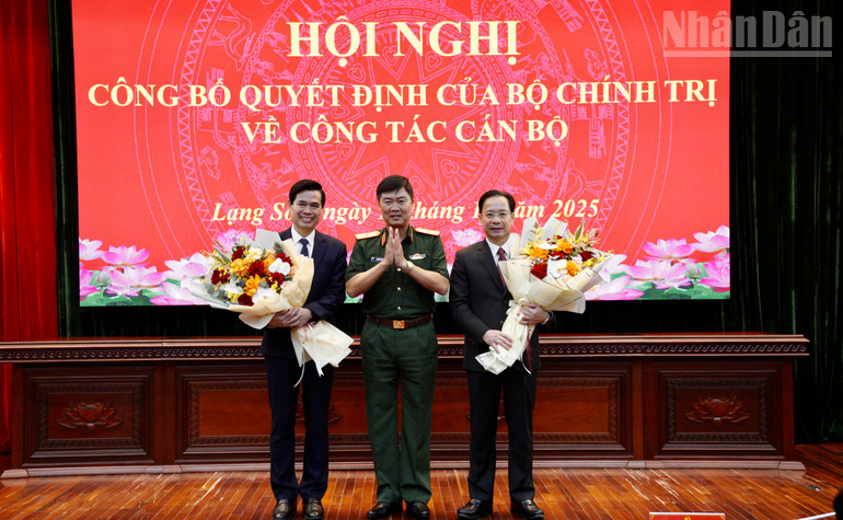 Thiếu tướng Nguyễn Văn Lịch, Phó Tư lệnh Quân khu 1 tặng hoa chúc mừng đồng chí Hoàng Văn Nghiệm và đồng chí Hoàng Quốc Khánh. ndo_tr_img-0788.jpg