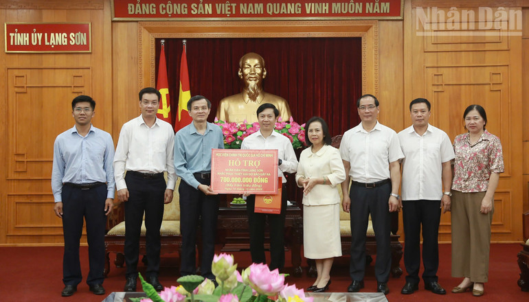 Đoàn công tác của Học viện Chính trị quốc gia Hồ Chí Minh trao phần kinh phí hỗ trợ nhân dân tỉnh Lạng Sơn khắc phục thiệt hại do thiên tai gây ra. ndo_tr_gen-h-z7118250406122-97339ba5eb30a7f91d3c158f5922e0a7.jpg