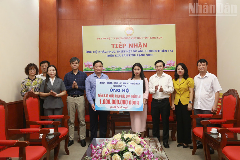 Đoàn công tác của tỉnh Hưng Yên trao phần kinh phí ủng hộ nhân dân tỉnh Lạng Sơn khắc phục hậu quả thiên tai. ndo_tr_gen-h-z7118250690280-7e0dd2b7fffbfb9863e1e49137a423b2.jpg